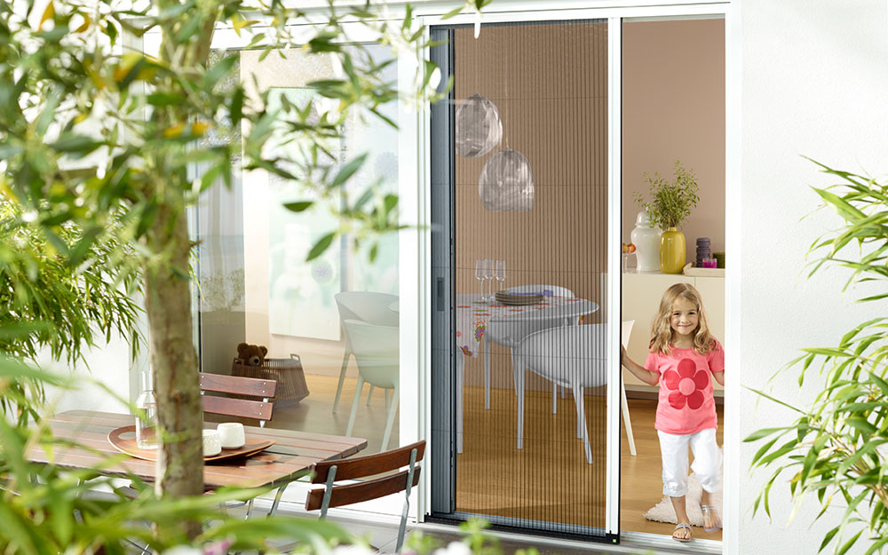Plissees: Kinderleicht in der Bedienung, dabei robust und schwellenfrei. Verschwindet bei Nichtgebrauch einfach im Kasten.